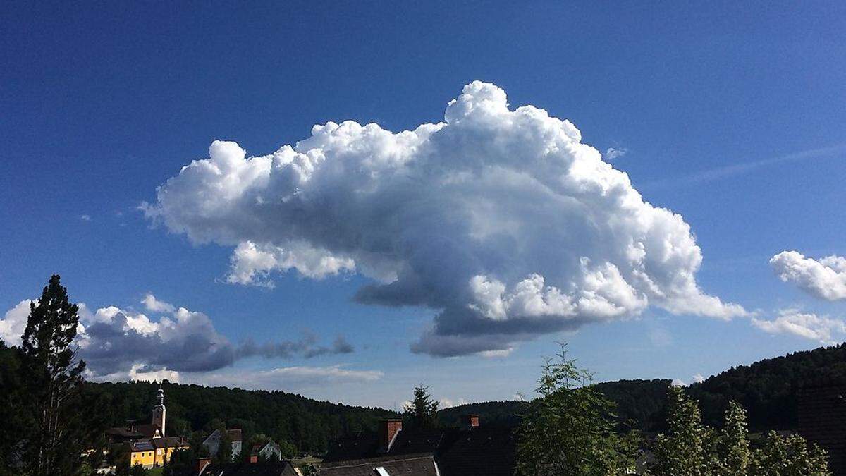 Einzelne durchziehende Wolken stören den Sommertag kaum