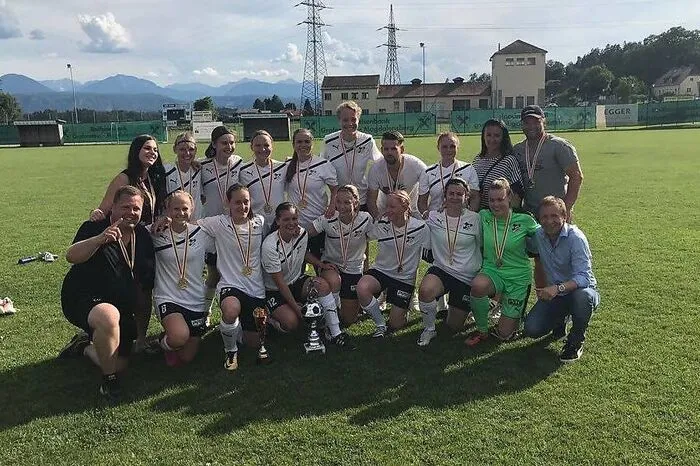 Nach dem Grunddurchgang schien klar. Der Titel wird – wie der Cupsieg – wohl an Magdalensberg gehen. Doch als es darauf ankam, nämlich in den Play-offs, waren die Spielerinnen von Bleiburg auf den Punkt bereit. Zwei Siege im Halbfinale gegen Wernberg, zwei Siege im Finale gegen Magdalensberg – Anja Veratschnig und Co. sind Liga-Meister. Betreut wird das Team seit dreieinhalb Jahren von Michael Terbul. „Als ich kam, waren wir abgeschlagen Letzter, nun holten wir mit der fast gleichen Mannschaft den Titel.“ Geheimnis für den Erfolg gibt es keines: „Wir haben trainiert, trainiert, trainiert. Und nun die Früchte der harten Arbeit geerntet.“ Auf den Aufstieg verzichteten die Bleiburgerinnen. Ihren Platz in der 2. Bundesliga nimmt nun Magdalensberg ein.