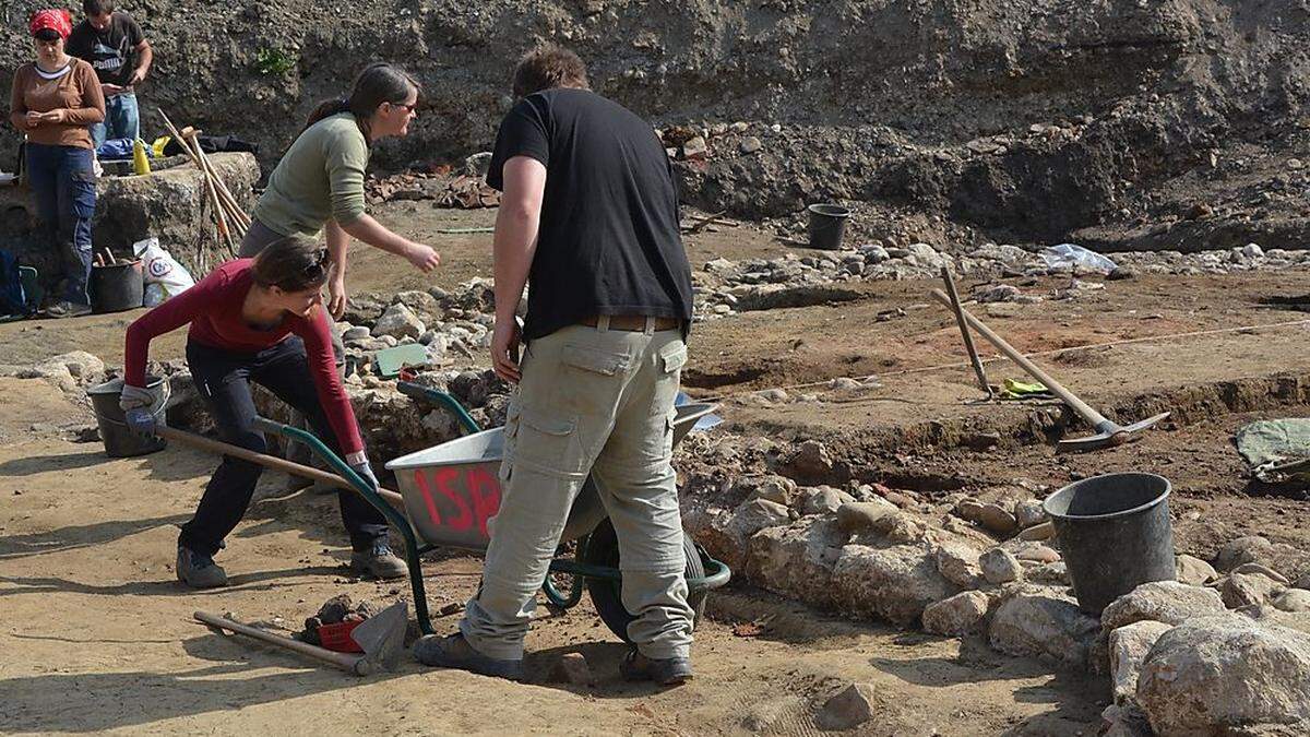 Auf der künftigen Baustelle arbeiten derzeit die Archäologen