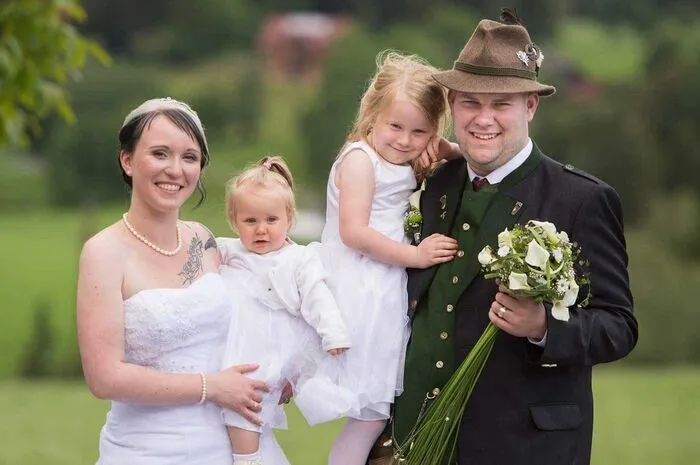 Nicole und Peter Hirzabauer aus Miesenbach bei Birkfeld haben feierlich den Bund fürs Leben geschlossen. Mitgefeiert haben auch die Töchter Jana (5) und Lea (1).  
