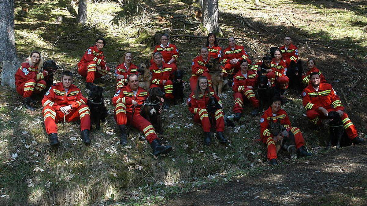 Das Team der Staffel der Österreichischen Rettungshundebrigade Leoben-Bruck/Mürzzuschlag mit Staffelführerin Elfriede Haller 