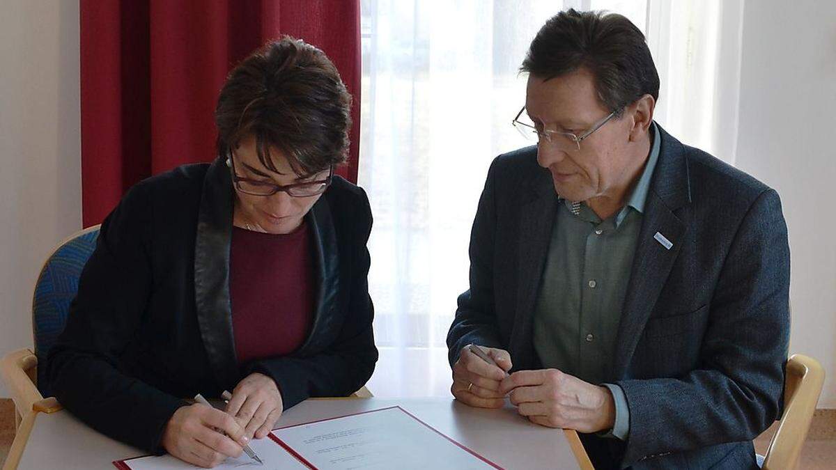 Prettner und Rektor Hubert Stotter bei der Unterzeichnung des Rahmenvertrags 