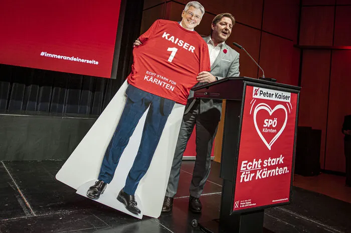 Irgendwann fragen wir nach, was sich Villachs Bürgermeister Günther Albel dachte, als er diese Pappfigur mit zum Wahlkampfauftakt der SPÖ nahm.