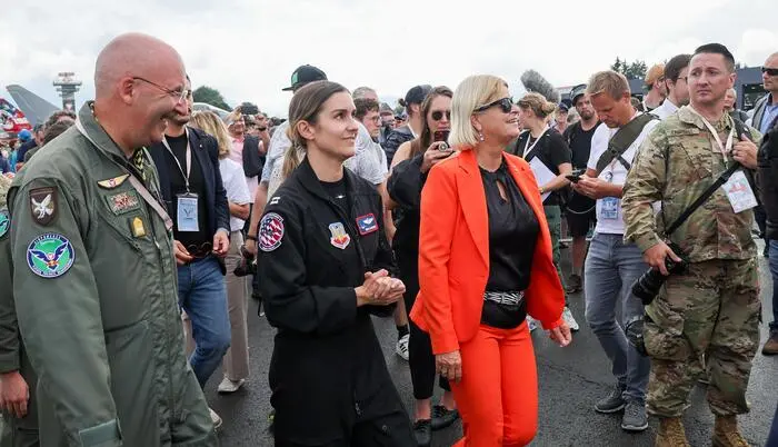 Ministerin Klaudia Tanner mit Airchief Gerfried Promberger und US-Pilotin bei der Airpower 2024