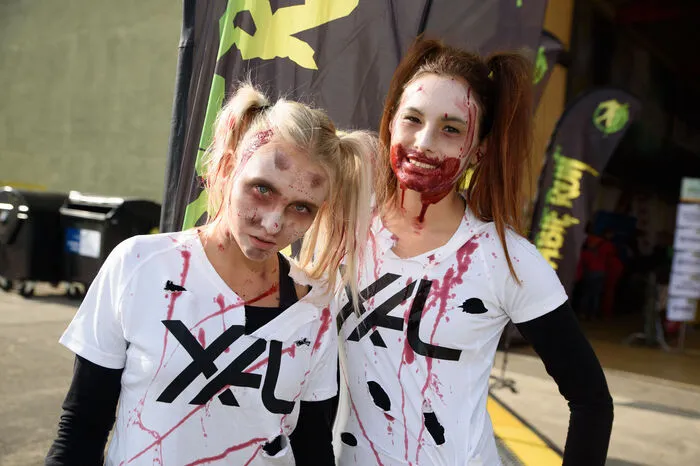 Das Besondere daran: überall lauerten Zombies den Sportlern auf und verfolgten diese, um ihnen ihre Flaggen zu entreißen.