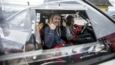 Geschafft! Das Adrenalin zeigt noch seine volle Wirkung. Für den Deutschen Rallyemeister hingegen beinahe schon Routine