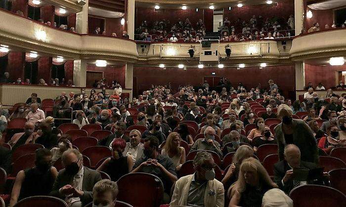 Trotz Corona-Sitzordnung gut gefüllt: das Burgtheater bei der ersten Premiere der Saison 2020/21.