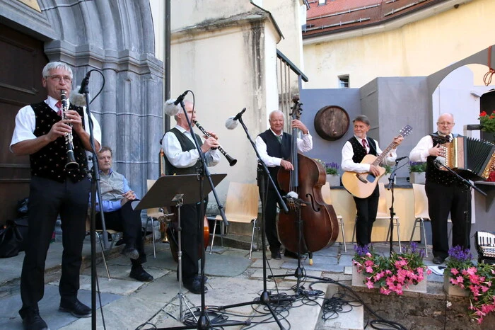 ... sowie die Volksmusik Asprian, welche extra aus dem Lavanttal „eingeflogen“ wurde, mit. 