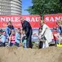 Arbeiten an einem Ziel, aber an welchem genau? Der Kanzler Nehammer mit ÖVP-Team beim Baustart für einen Kindergarten