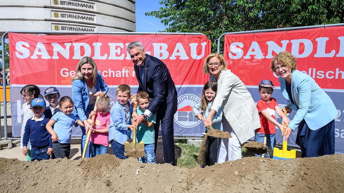 Arbeiten an einem Ziel, aber an welchem genau? Der Kanzler Nehammer mit ÖVP-Team beim Baustart für einen Kindergarten