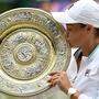 Ashleigh Barty mit ihrer allerersten Wimbledon-Trophäe