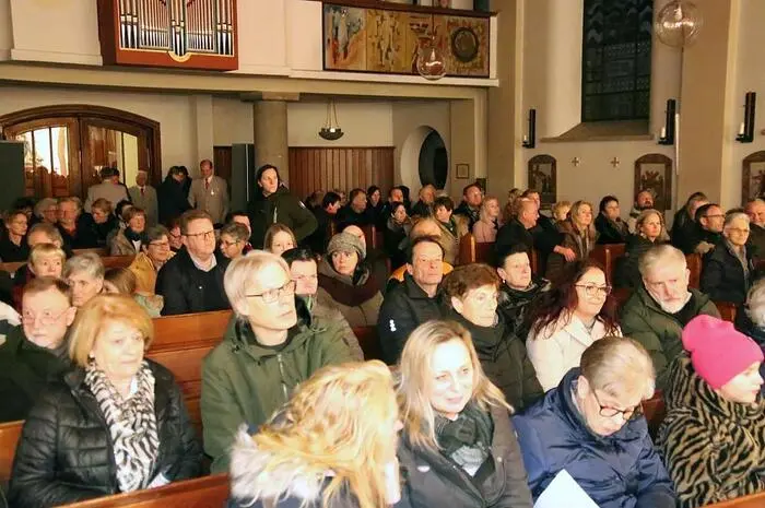 Die Musikerinnen und Musiker mit Obmann Florian Fauland und unter der musikalischen Leitung von Kapellmeister Zan Vranetic führten die Gäste mit ihren Darbietungen in die vorweihnachtliche Zeit. 