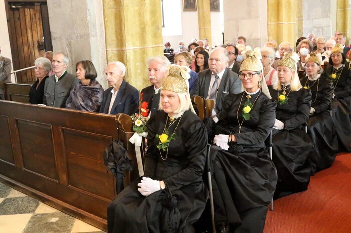 Zur Verschönerung der Feierlichkeiten trugen die St. Veiter Bürger-Goldhaubenfrauen, die St. Veiter Frauen im Bürgerkleid sowie die Bürgerliche Trabantengarde St. Veit bei. 
