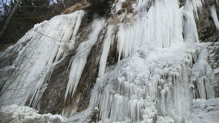 Eiszapfen, wohin das Auge schaut.