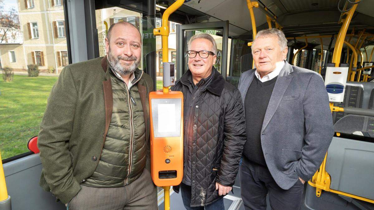 Vorstandsdirektor Holding Graz Mark Perz, Geschäftsführer Verkehrsverbund Steiermark Peter Gspaltl, Vorstandsvorsitzender Holding Graz Wolfgang Malik mit einem der ersten Test-Automaten