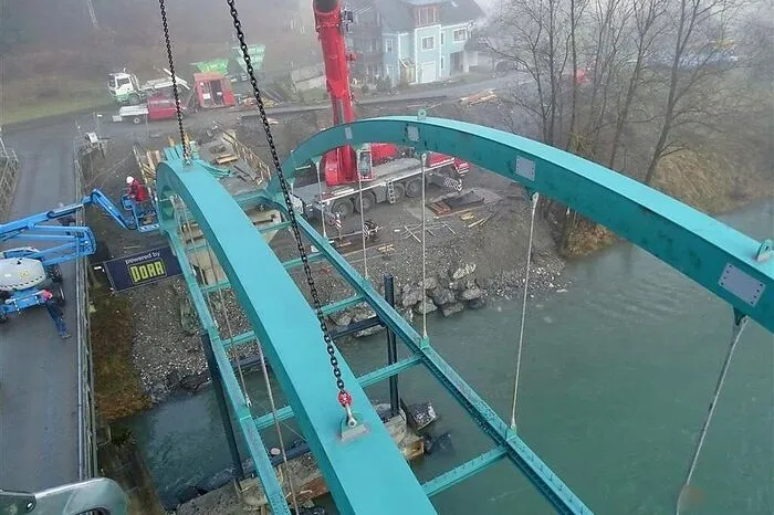 Zwei riesige Kräne setzten die stählernen Tragelemente ein.