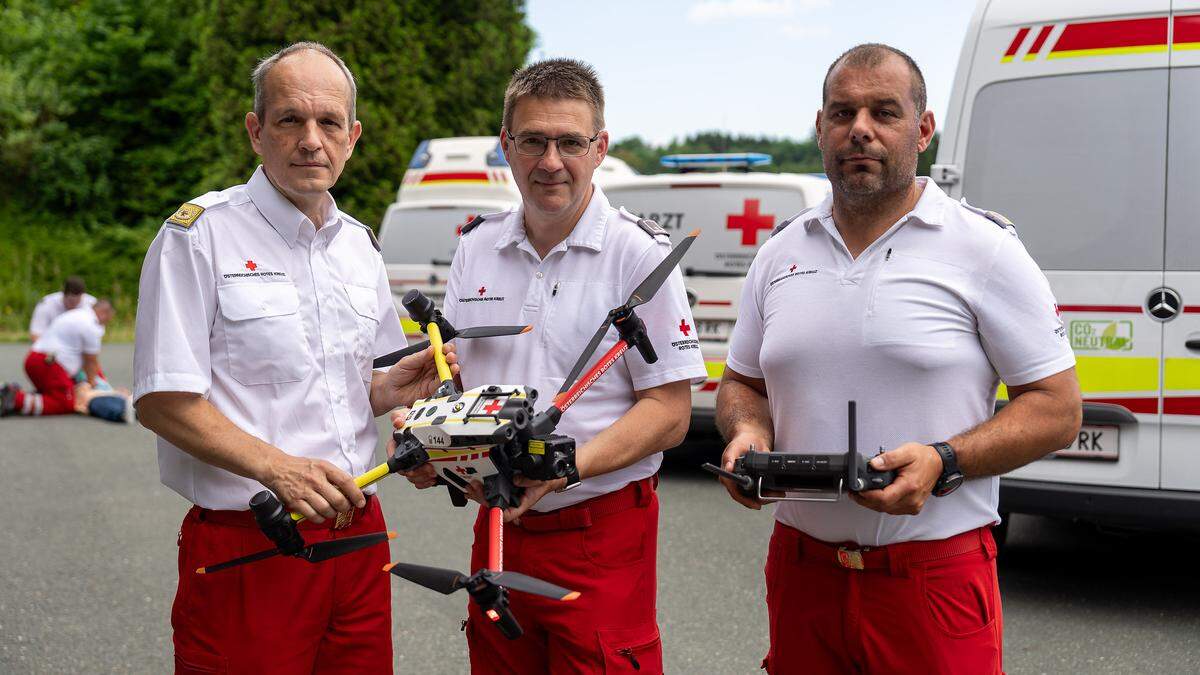 Landesrettungskommandant Peter Hansak, Drohnenkommandant Heinz Stocker und Drohnenpilot Alexander Kröpfl