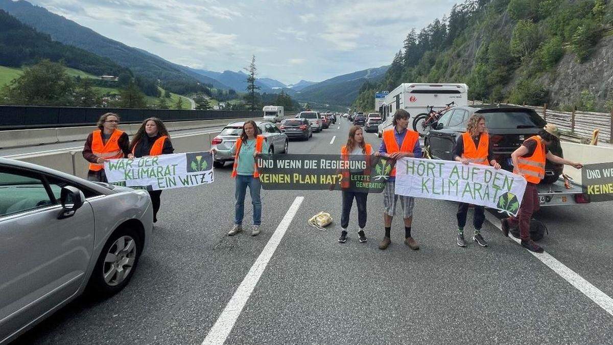 Klimaaktivisten blockierten den Urlauberreiseverkehr