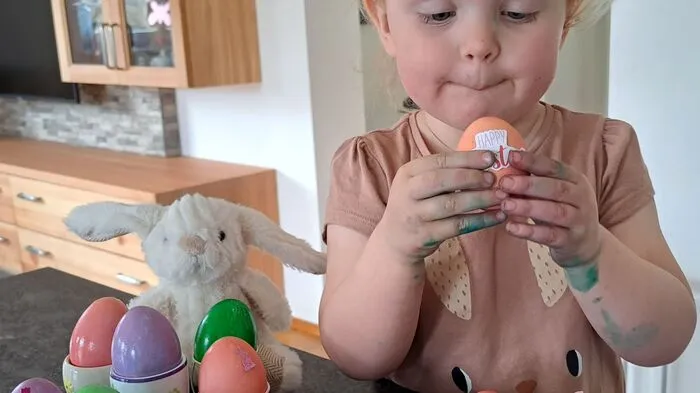 Lea (fast 3 Jahre alt) mit den frisch gefärbten Ostereiern. Sie war ganz stolz, dass sie dem Osterhasen etwas Arbeit abnehmen durfte.
