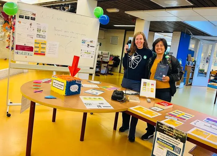 Dorit Kieslinger am Infostand an der Schule ihrer Kinder zum Thema smartphonefreie Kindheit