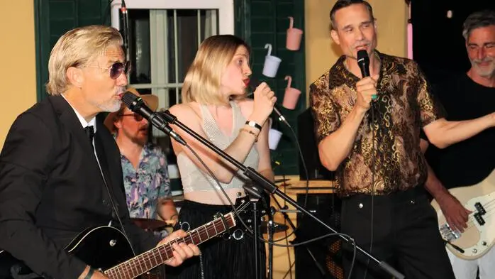 Im Rahmen des Schilcherhof-Sommerfestivals in Ligist sorgten die Musiker der Gloria All Stars mit bekannten Hits, altbewährten Ohrwürmern und Rock ’n’ Roll vom Feinsten für ein einmaliges Live-Erlebnis unter freiem Himmel.