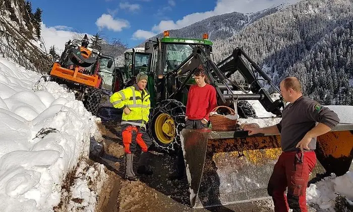 Landwirte im Ortsteil Asten helfen alle mit, die Bergstraße zu räumen