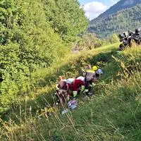 Bevor der Lenker von der Feuerwehr über die Böschung nach oben transportiert werden konnte, wurde er vom Roten Kreuz stabilisiert