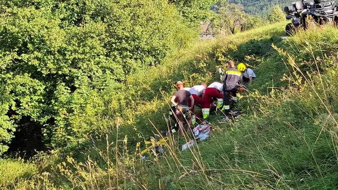 Bevor der Lenker von der Feuerwehr über die Böschung nach oben transportiert werden konnte, wurde er vom Roten Kreuz stabilisiert