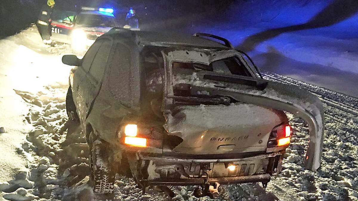 Beide Fahrzeuge wurden auf einen nahegelegenen Parkplatz auf die Passhöhe geschleppt