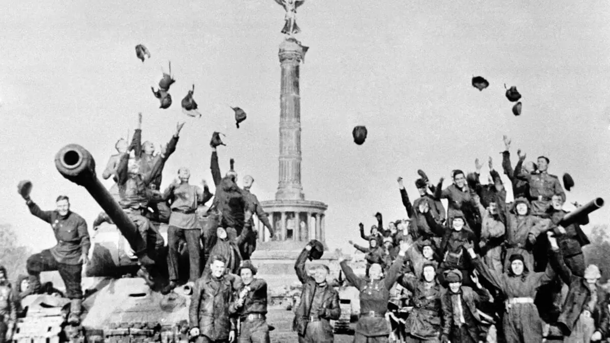 Sowjetische Soldaten feiern das Kriegsende in Berlin