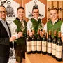 Team 7 Flagshipstoremanager Andreas Wilhelm und die Sieme-Jungwinzer Florian Lieleg, Johannes Pichler und Florian Masser 