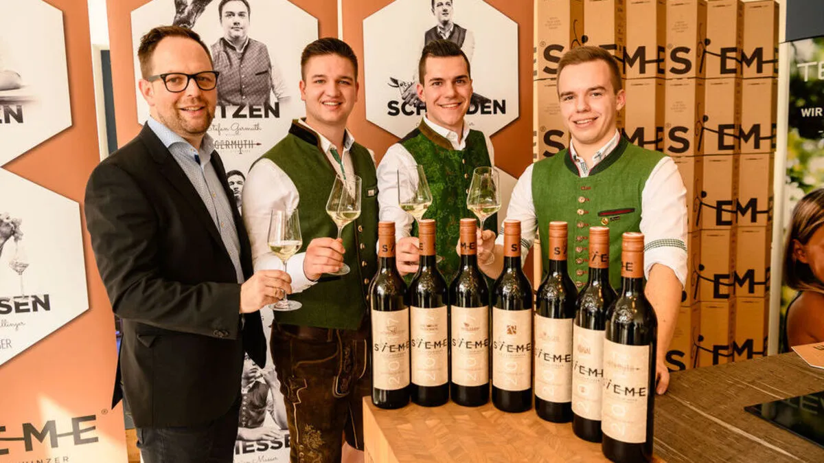 Team 7 Flagshipstoremanager Andreas Wilhelm und die Sieme-Jungwinzer Florian Lieleg, Johannes Pichler und Florian Masser 