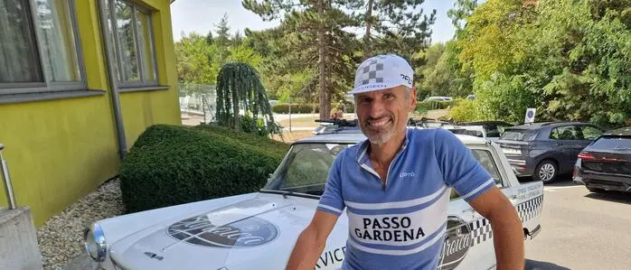 Styroica-Organisator Hannes Wagner mit seinem Peugeot-Rennrad (Baujahr 1983) und seinem Oldtimer, einem Peugeot 404