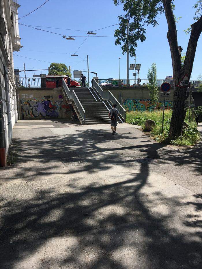 Einsatzkräfte suchten am Samstag Nachmittag in Graz die Mur ab, weil angeblich ein Mann hineingestürzt war