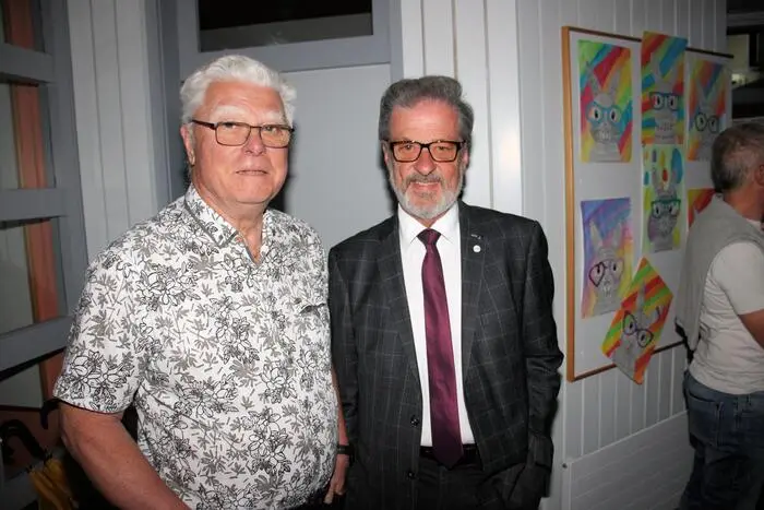 Unter den Besuchern waren unter anderen Bürgermeister a.D. Engelbert Huber (rechts), Gemeinderat Erwin Wutte (links), Provisor Wolfgang Pristavec, Ehrenbürger Heinz Pitscheneder, Ehrenringträger Alois Schalk und Vizebürgermeisterin Karin Herz aus der Nachbargemeinde Söding-St. Johann. 