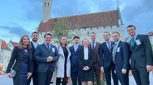 Ein Gruppenbild der Delegation in Tallinn – angereist war man mit dem Bus