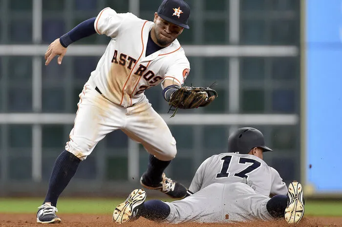 Ronald Torreyes (17) von den New York Yankees im Kampf gegen Houston-Astros-Baseman Jose Altuve in der Major League Baseball (MLB). Die Yankees siegten am Ende knapp mit 2:1.