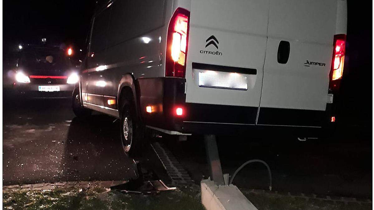 Der Transporter fuhr auf das Fundament eines noch nicht fertigen Zaunes auf