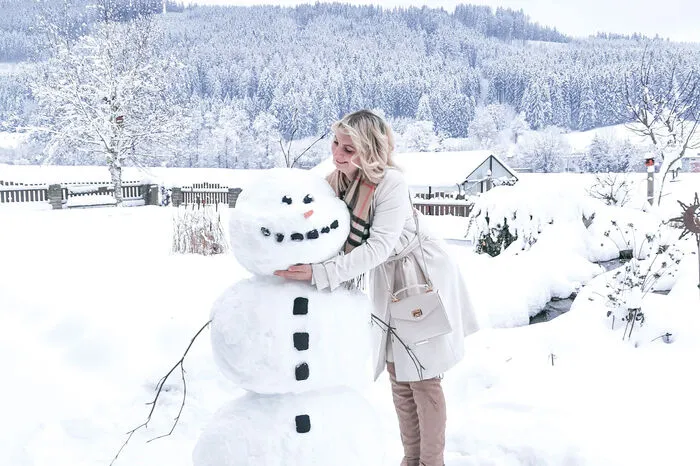 Eva Gstattmann und Schneemann "Olaf" senden liebe Grüße.