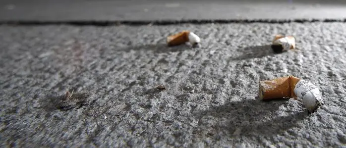 Zigarettenstummel einfach wegzuwerfen, ist unschön und eigentlich verboten