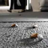 Zigarettenstummel einfach wegzuwerfen, ist unschön und eigentlich verboten