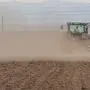 Sujet, Feature, Staub, staubig, Staubentwicklung, Landwirtschaft, Trockenheit, Bauer, Landwirt, trocken, Regen, wassermangel,  Acker, Ackerbau , Agrar, Feld, Traktor Kalsdorf, GU, Graz am 13.04.2020