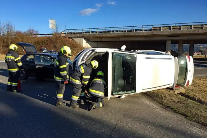Eines der Fahrzeuge kam auf der Auffahrt zur S 36 zum Stillstand.