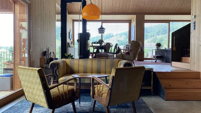 Platz für Küche, Ess- und Wohnzimmer im hohen Innenraum.