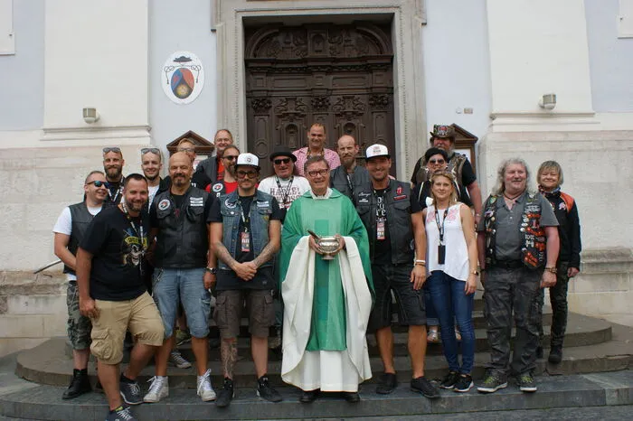 Stadtpfarrer Markus Plöbst segnete die coolen US-Cars, Bikes und Vespas.