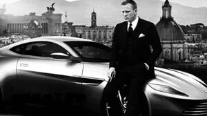 James Bond alias Daniel Craig mit dem Aston Martin DB10