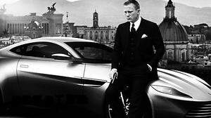 James Bond alias Daniel Craig mit dem Aston Martin DB10