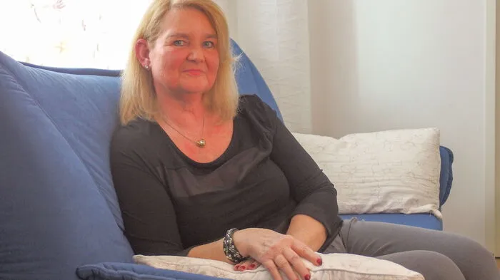 Mona, 63-jährige Pensionistin aus der Südsteiermark , sucht einen zärtlichen, warmherzigen, tierliebenden Mann. Bis 1986 war sie verheiratet und hat zwei Kinder aus dieser Ehe. „Mein Mann hat sich immer wieder anderweitig vergnügt. Das war sehr schlimm für mich, denn ich träumte von einer lebenslangen Ehe.“