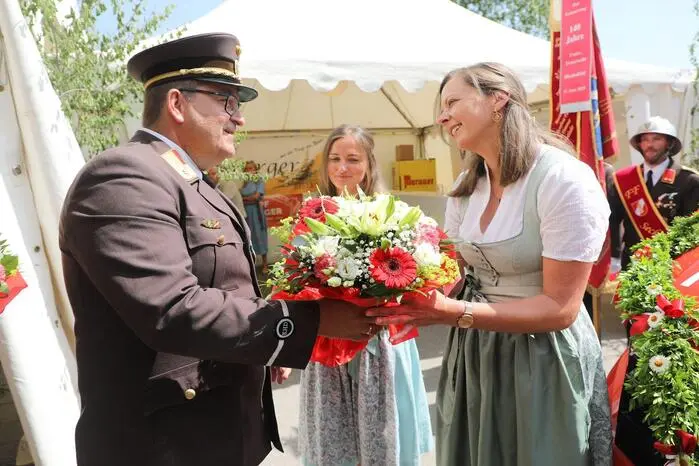 Abschnittsbrandinspektor Andreas Hopf dankte auch den Fahrzeugpatinnen Michaela Kaltenegger, Daniela Berger, Barbara Wachter und Christina Genger für die Unterstützung. Besonderer Dank wurde der neuen Fahrzeugpatin Waltraud Gruber ausgesprochen, die zusätzlich noch ein neues Fahnenband sponserte. 