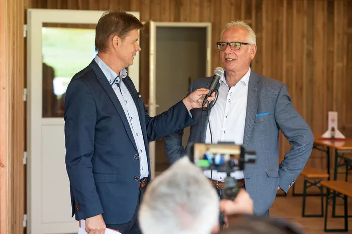 Landtagpräsident Reinhart Rohr wird von Carl Hannes Planton interviewt